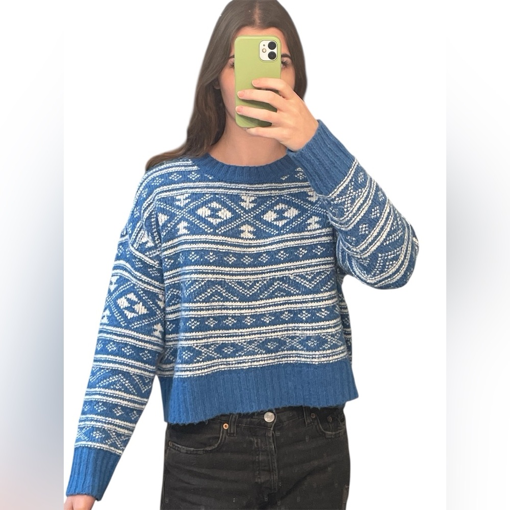 American Eagle Outfitters Blue and White Patterned Sweater